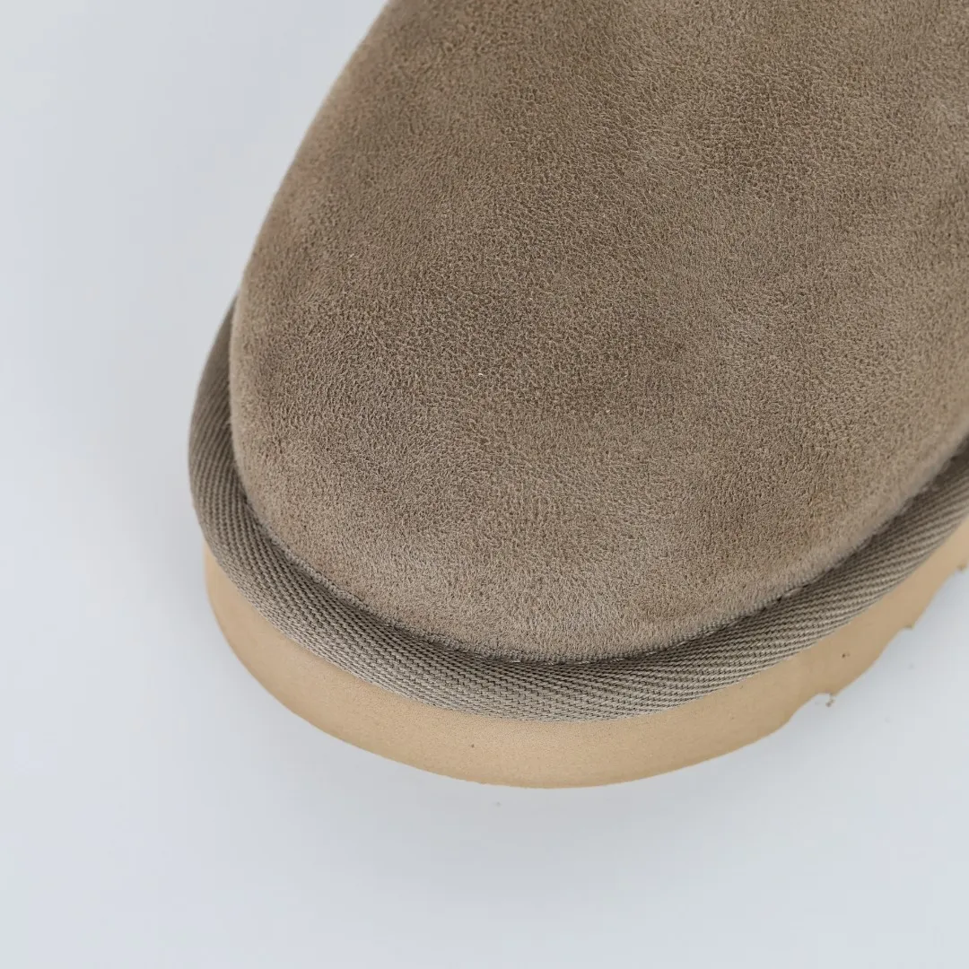 Pick up locally 💰520 Core recommendation Good price It is a very suitable choice for home furnishings. In the new year, uug launched a series of styles, which are partial to the preferences of young consumers and have also moved to the forefront of fashion trends. Shoe body material: water-repellent coated suede upper, 17mm UGGPURE™ implantable wool insole, lightweight non-slip and comfortable rubber outsole, with brand LOGO and trademark. Comes with a full set of packaging. Size: 35 36 37 38 39 40 41 42 43 44